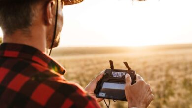 Çiftçinin tablet ve drone ile tarımsal üretimi takip ettiği dijital tarım sahnesi