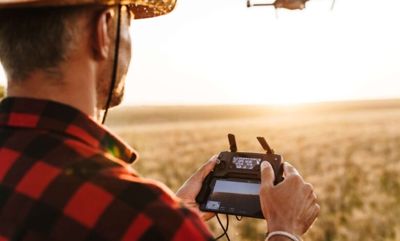 Çiftçinin tablet ve drone ile tarımsal üretimi takip ettiği dijital tarım sahnesi