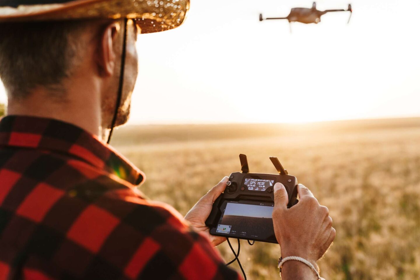 Çiftçinin tablet ve drone ile tarımsal üretimi takip ettiği dijital tarım sahnesi