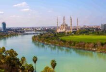 Adana sera yatırımları için Seyhan Nehri ve şehir manzarası