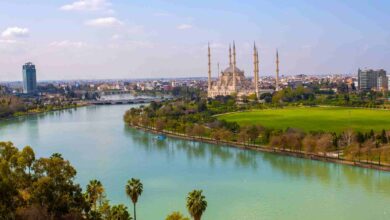 Adana sera yatırımları için Seyhan Nehri ve şehir manzarası
