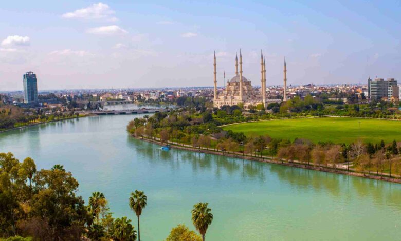 Adana sera yatırımları için Seyhan Nehri ve şehir manzarası