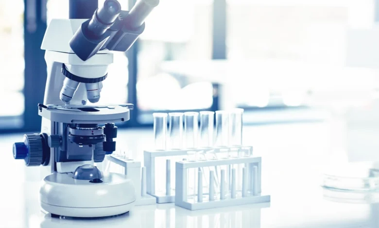 Hidroponik sistemlerde E. coli riski araştırmasını temsil eden laboratuvar mikroskobu ve test tüpleri