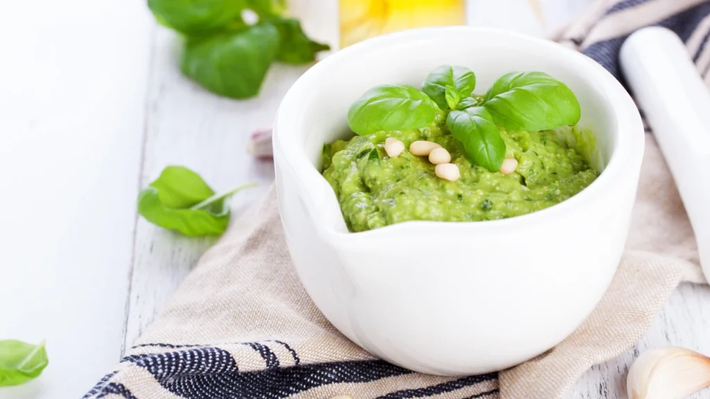 Hidroponik fesleğen ile hazırlanan ev yapımı pesto sos