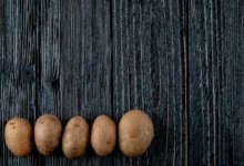 Hidroponik patates üretimini temsil eden patatesler